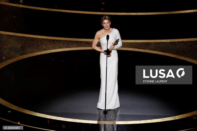 A atriz Renee Zelllweger , vencedora do Óscar de Melhor Atriz, pelo sua interpretação de Judy Garland no filme "Judy".