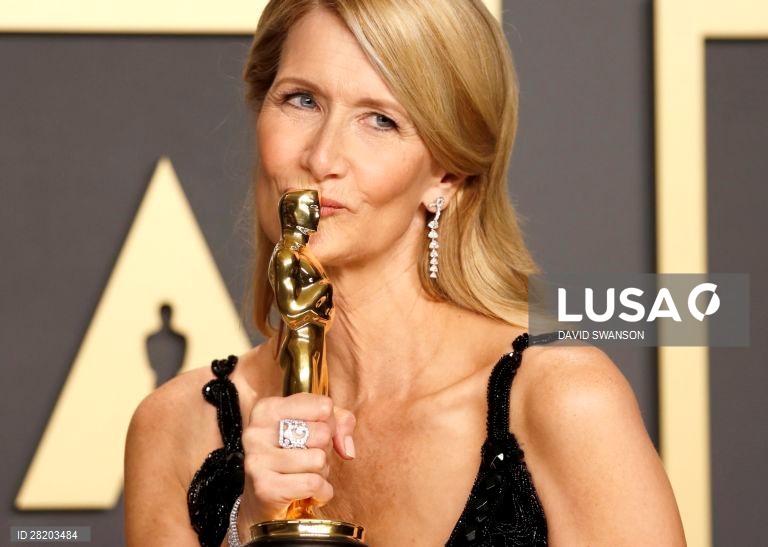 Laura Dern posa com o seu Óscar, na sala de imprensa após a cerimónia. 