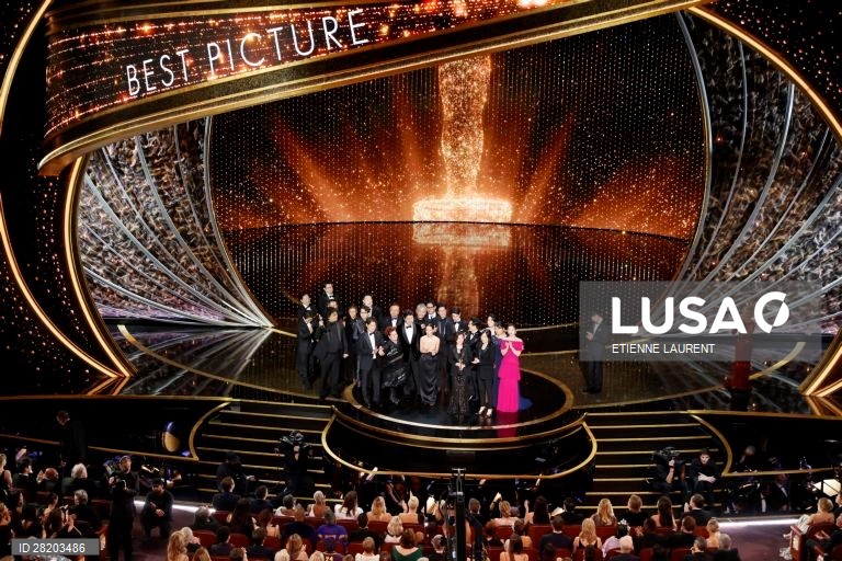 O elenco do filme "Parasita", após vencer o Óscar de Melhor Filme do Ano.