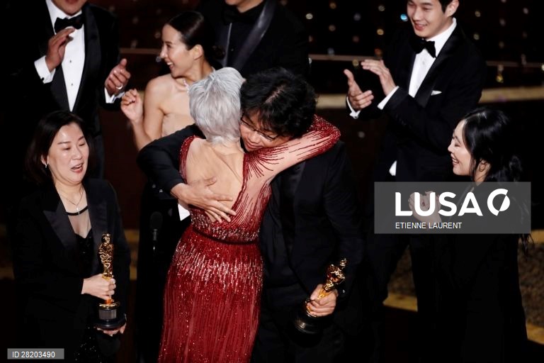 Bong Joon Ho abraça a atriz Jane Fonda, após receber o  Óscar de Melhor Filme do Ano com "Parasita". 