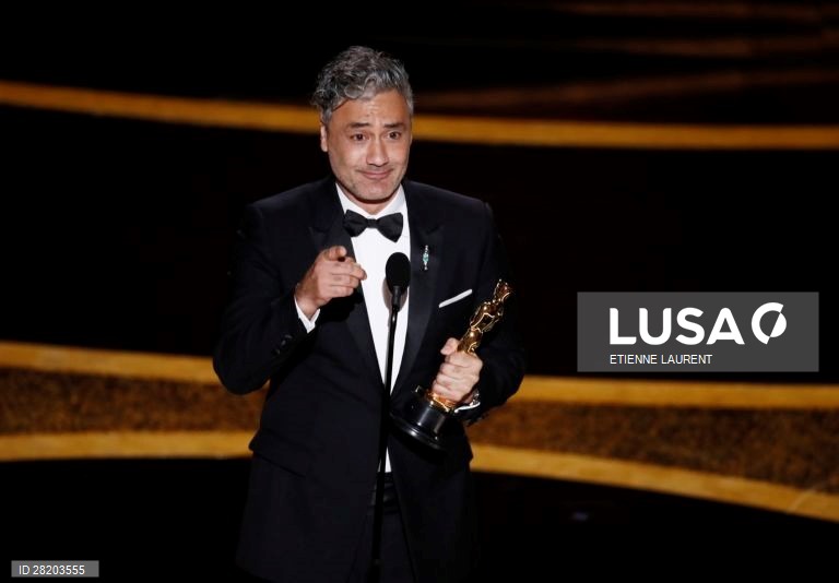 Taika Waititi durante o seu dicurso após vencer o Óscar de Melhor Argumento Adaptado, por "Jojo Rabbit".  