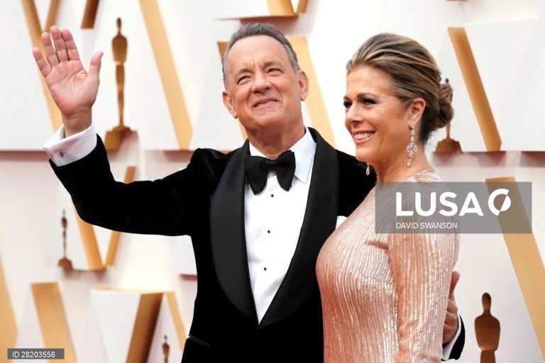 O ator Tom Hanks, nomeado pela sua participação em "A Beautiful day in the Neighborhood" e sua mulher, Rita Wilson, à chegada para a cerimónia dos Óscares,