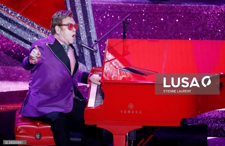 Elton John durante a sua atuação.