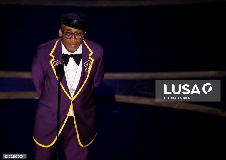O realizador Spike Lee apresenta um Óscar enquanto usa um fato com as cores dos Los Angeles Lakers e o número 24, como homenagem a Kobe Bryant. 