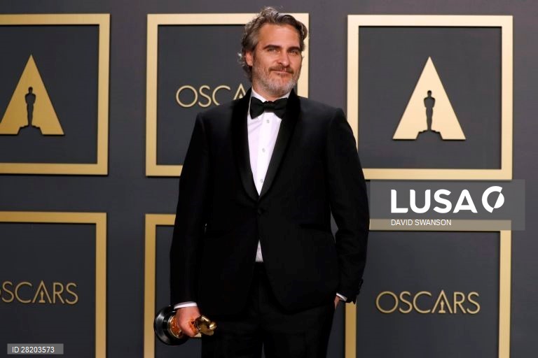 Joaquin Phoenix posa com o seu Óscar, na sala de imprensa após a cerimónia. 