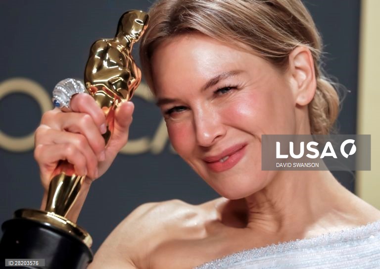 Renee Zellweger posa com o seu Óscar, na sala de imprensa após a cerimónia. 