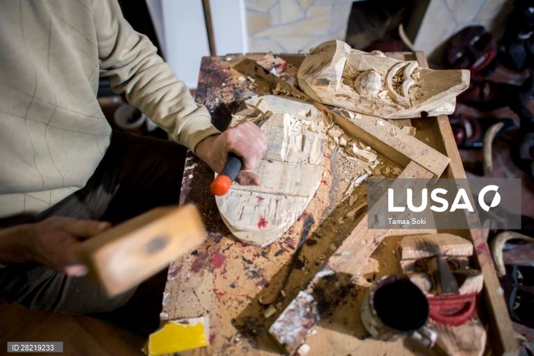 Hungria: Fabrico artesanal de máscaras de carnaval