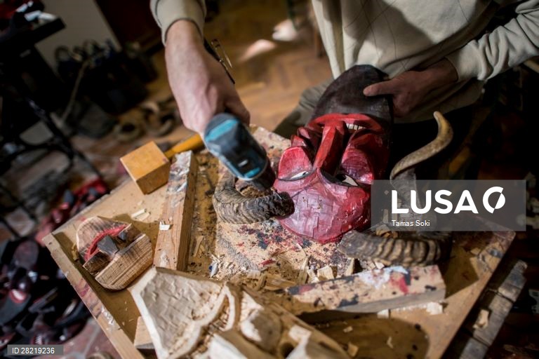 Hungria: Fabrico artesanal de máscaras de carnaval