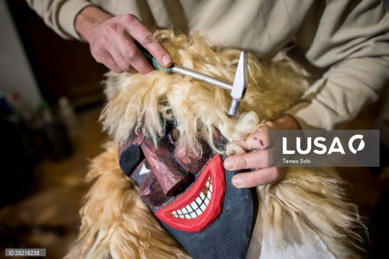 Hungria: Fabrico artesanal de máscaras de carnaval