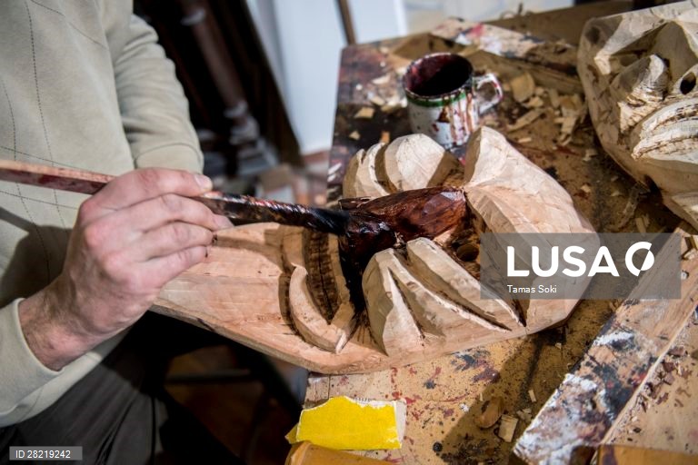 Hungria: Fabrico artesanal de máscaras de carnaval