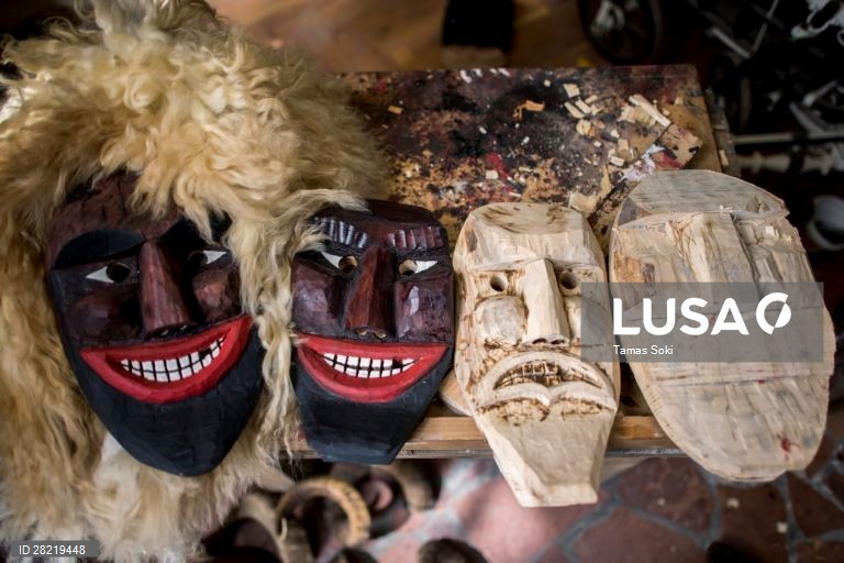 Hungria: Fabrico artesanal de máscaras de carnaval