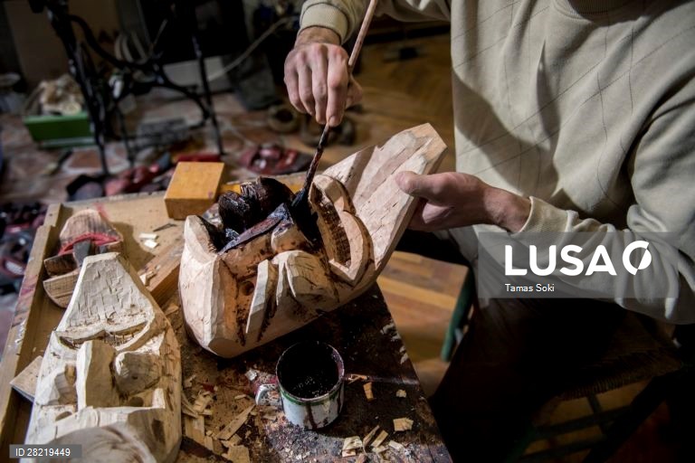Hungria: Fabrico artesanal de máscaras de carnaval