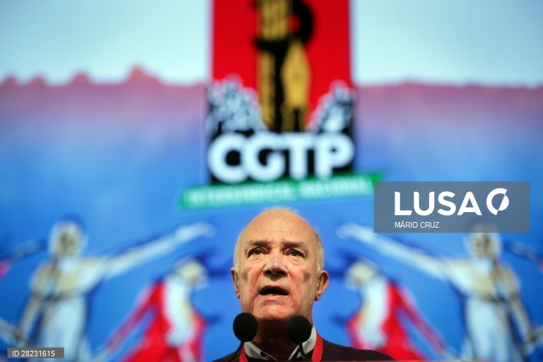 O secretário-geral do CGTP-IN, Arménio Carlos, discursa no XIV Congresso da CGTP-IN, no Pavilhão Municipal da Torre da Marinha, no Seixal, 14 de fevereiro de 2020. Deste congresso deverá resultar a substituição de mais de 50 dirigentes sindicais (incluindo o atual secretário-geral, Arménio Carlos) que integram o Conselho Nacional. MÁRIO CRUZ/LUSA