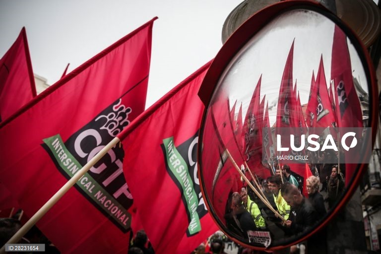 Desfile de trabalhadores e dirigentes sindicais no âmbito do XIV Congresso da CGTP-IN, no Pavilhão Municipal da Torre da Marinha, no Seixal, 14 de fevereiro de 2020. Deste congresso deverá resultar a substituição de mais de 50 dirigentes sindicais (incluindo o atual secretário-geral, Arménio Carlos) que integram o Conselho Nacional. MÁRIO CRUZ/LUSA