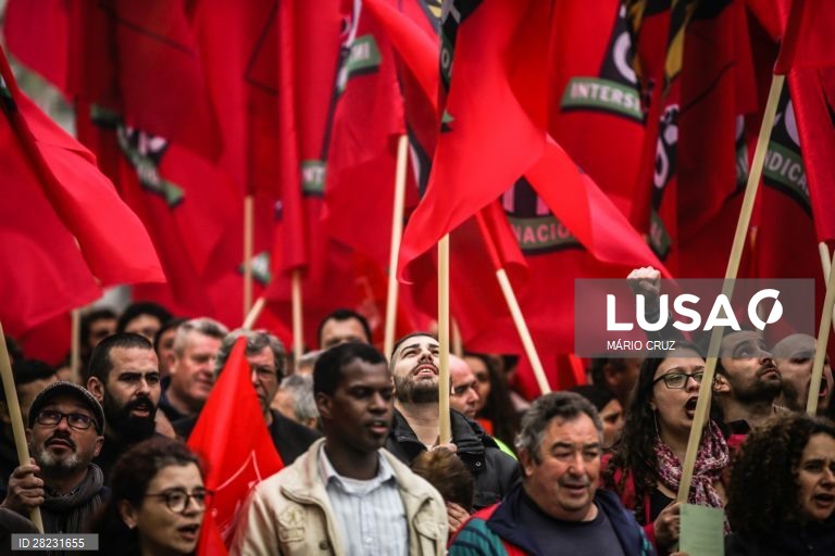 Desfile de trabalhadores e dirigentes sindicais no âmbito do XIV Congresso da CGTP-IN, no Pavilhão Municipal da Torre da Marinha, no Seixal, 14 de fevereiro de 2020. Deste congresso deverá resultar a substituição de mais de 50 dirigentes sindicais (incluindo o atual secretário-geral, Arménio Carlos) que integram o Conselho Nacional. MÁRIO CRUZ/LUSA