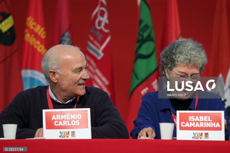 Combo do secretário-geral do CGTP, Arménio Carlos (E), conversa com a presidente do Sindicato dos Trabalhadores do Comércio, Escritórios e Serviços de Portugal e sua sucessora, Isabel Camarinha (D), durante o XIV Congresso da CGTP-IN, no Pavilhão Municipal da Torre da Marinha, no Seixal, 14 de fevereiro de 2020. Deste congresso deverá resultar a substituição de mais de 50 dirigentes sindicais (incluindo o atual secretário-geral, Arménio Carlos) que integram o Conselho Nacional. MÁRIO CRUZ/LUSA