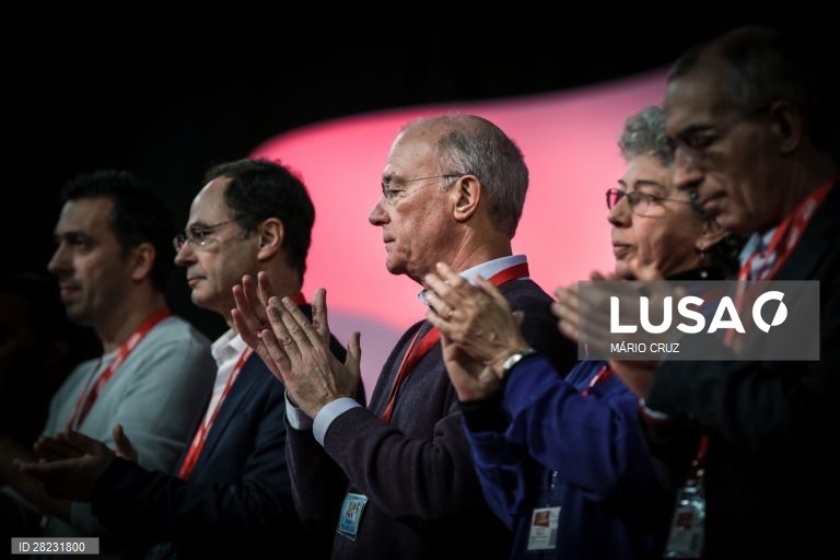 Combo do secretário-geral do CGTP, Arménio Carlos (C), ladeado pela presidente do Sindicato dos Trabalhadores do Comércio, Escritórios e Serviços de Portugal e sua sucessora, Isabel Camarinha (2-D), durante o XIV Congresso da CGTP-IN, no Pavilhão Municipal da Torre da Marinha, no Seixal, 14 de fevereiro de 2020. Deste congresso deverá resultar a substituição de mais de 50 dirigentes sindicais (incluindo o atual secretário-geral, Arménio Carlos) que integram o Conselho Nacional. MÁRIO CRUZ/LUSA