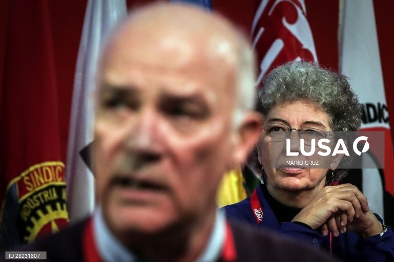 Combo do secretário-geral do CGTP, Arménio Carlos (E), e a presidente do Sindicato dos Trabalhadores do Comércio, Escritórios e Serviços de Portugal e sua sucessora, Isabel Camarinha (D), durante o XIV Congresso da CGTP-IN, no Pavilhão Municipal da Torre da Marinha, no Seixal, 14 de fevereiro de 2020. Deste congresso deverá resultar a substituição de mais de 50 dirigentes sindicais (incluindo o atual secretário-geral, Arménio Carlos) que integram o Conselho Nacional. MÁRIO CRUZ/LUSA