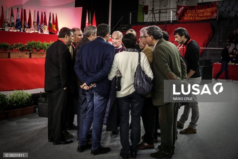 Combo do secretário-geral do CGTP, Arménio Carlos (C), participa no XIV Congresso da CGTP-IN, no Pavilhão Municipal da Torre da Marinha, no Seixal, 14 de fevereiro de 2020. Deste congresso deverá resultar a substituição de mais de 50 dirigentes sindicais (incluindo o atual secretário-geral, Arménio Carlos) que integram o Conselho Nacional. MÁRIO CRUZ/LUSA