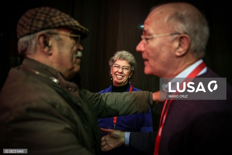 Combo do secretário-geral do CGTP, Arménio Carlos (D), acompanhado pela presidente do Sindicato dos Trabalhadores do Comércio, Escritórios e Serviços de Portugal e sua sucessora, Isabel Camarinha (C), durante o XIV Congresso da CGTP-IN, no Pavilhão Municipal da Torre da Marinha, no Seixal, 14 de fevereiro de 2020. Deste congresso deverá resultar a substituição de mais de 50 dirigentes sindicais (incluindo o atual secretário-geral, Arménio Carlos) que integram o Conselho Nacional. MÁRIO CRUZ/LUSA