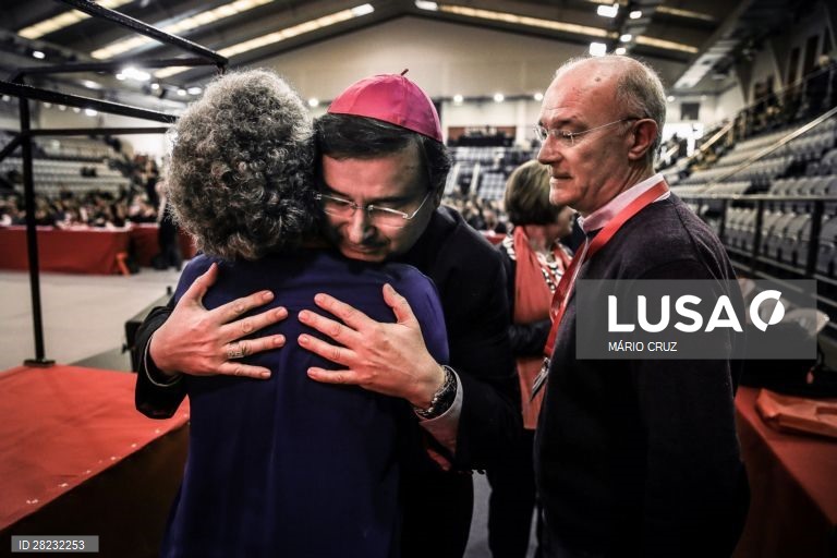 O padre Américo Aguiar acompanhado pelo secretário-geral da CGTP, Arménio Carlos, cumprimenta a presidente do Sindicato dos Trabalhadores do Comércio, Escritórios e Serviços de Portugal e futura secretária-geral da CGTP,, Isabel Camarinha, no XIV Congresso da CGTP-IN, Pavilhão Municipal da Torre da Marinha, Seixal, 14 de fevereiro de 2020. Deste congresso deverá resultar a substituição de mais de 50 dirigentes sindicais (incluindo o atual secretário-geral, Arménio Carlos) que integram o...