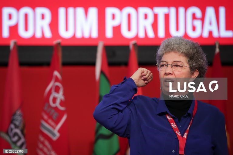 A presidente do Sindicato dos Trabalhadores do Comércio, Escritórios e Serviços de Portugal e  futura secretária-geral da CGTP-IN, Isabel Camarinha, participa no primeiro dia do XIV Congresso da CGTP-IN, Pavilhão Municipal da Torre da Marinha, Seixal, 14 de fevereiro de 2020. Deste congresso deverá resultar a substituição de mais de 50 dirigentes sindicais (incluindo o atual secretário-geral, Arménio Carlos) que integram o Conselho Nacional. MÁRIO CRUZ/LUSA