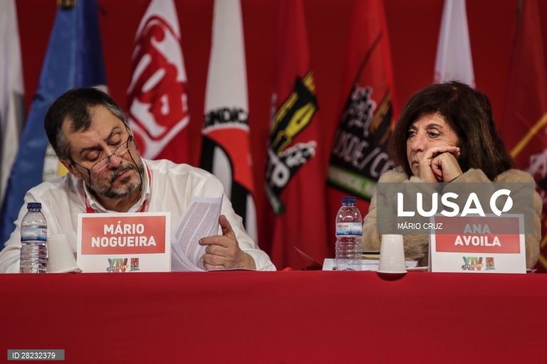 O secretário-geral da FENPROF, Mário Nogueira, acompanhado pela coordenadora da Frente Comum, Ana Avoila, durante o primeiro dia do XIV Congresso da CGTP-IN, Pavilhão Municipal da Torre da Marinha, Seixal, 14 de fevereiro de 2020. Deste congresso deverá resultar a substituição de mais de 50 dirigentes sindicais (incluindo o atual secretário-geral, Arménio Carlos) que integram o Conselho Nacional. MÁRIO CRUZ/LUSA
