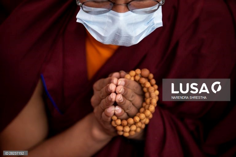 Nepal: Monges budistas rezam pelas vítimas do coronavirus