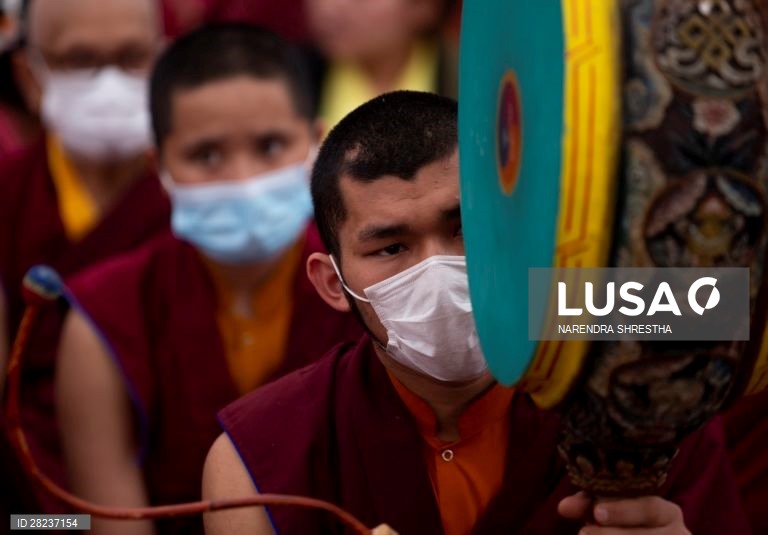 Nepal: Monges budistas rezam pelas vítimas do coronavirus