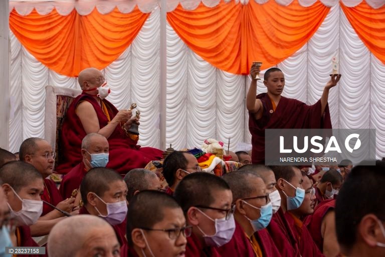 Nepal: Monges budistas rezam pelas vítimas do coronavirus