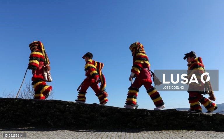 Desfile dos Caretos pequenos em Podence