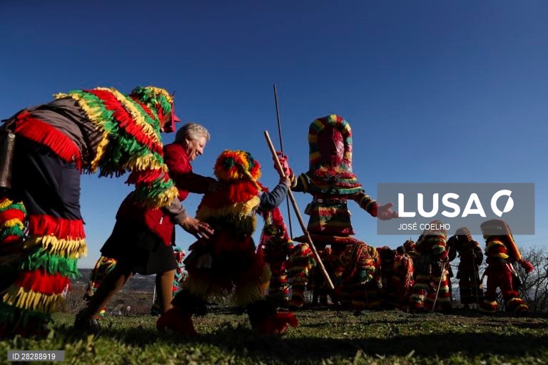 Desfile dos Caretos pequenos em Podence