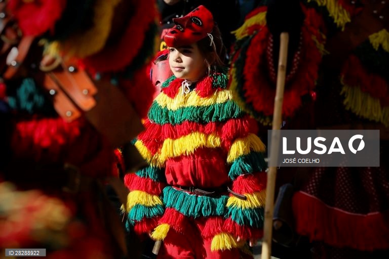 Desfile dos Caretos pequenos em Podence