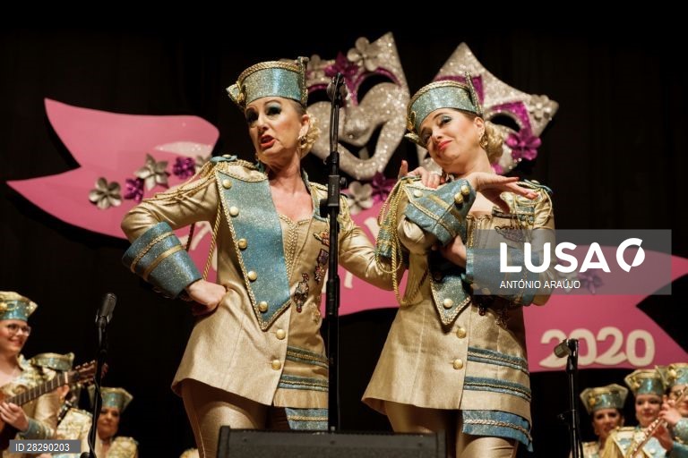 A atriz amadora e coordenadora do bailinho de Carnaval "Baile Delas”, Graça Borges (E), e a cantora e atriz amadora, Catarina Simões (D), durante as danças e bailinhos de Carnaval da ilha Terceira, nos Açores, 22 de fevereiro de 2020. As mulheres começaram a participar “tardiamente” nas danças e nos bailinhos de Carnaval da ilha Terceira, nos Açores, mas a sua presença veio “abrilhantar” estas manifestações tradicionais, defende a investigadora Assunção Melo. (ACOMPANHA TEXTO DE 23 DE FEVEREIRO...
