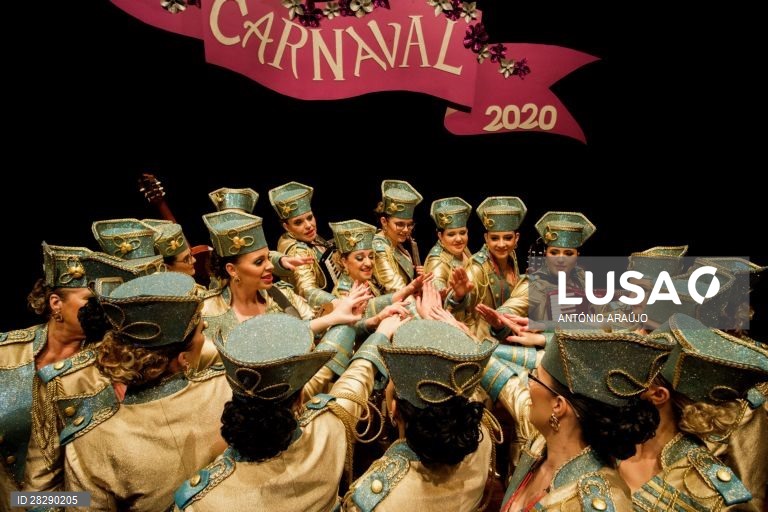 Bailarinas durante as danças e bailinhos de Carnaval da ilha Terceira, nos Açores, 22 de fevereiro de 2020. As mulheres começaram a participar “tardiamente” nas danças e nos bailinhos de Carnaval da ilha Terceira, nos Açores, mas a sua presença veio “abrilhantar” estas manifestações tradicionais, defende a investigadora Assunção Melo. (ACOMPANHA TEXTO DE 23 DE FEVEREIRO DE 2020). ANTÓNIO ARAÚJO/LUSA