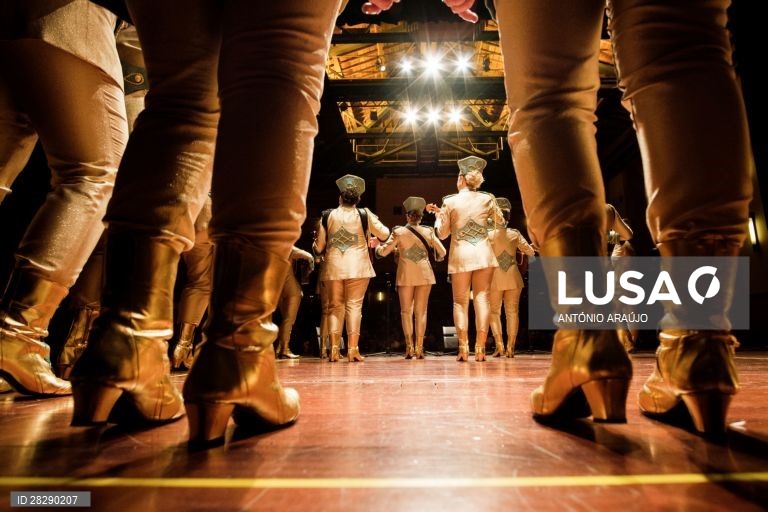Bailarinas durante as danças e bailinhos de Carnaval da ilha Terceira, nos Açores, 22 de fevereiro de 2020. As mulheres começaram a participar “tardiamente” nas danças e nos bailinhos de Carnaval da ilha Terceira, nos Açores, mas a sua presença veio “abrilhantar” estas manifestações tradicionais, defende a investigadora Assunção Melo. (ACOMPANHA TEXTO DE 23 DE FEVEREIRO DE 2020). ANTÓNIO ARAÚJO/LUSA