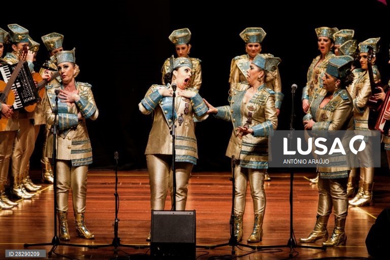 Bailarinas durante as danças e bailinhos de Carnaval da ilha Terceira, nos Açores, 22 de fevereiro de 2020. As mulheres começaram a participar “tardiamente” nas danças e nos bailinhos de Carnaval da ilha Terceira, nos Açores, mas a sua presença veio “abrilhantar” estas manifestações tradicionais, defende a investigadora Assunção Melo. (ACOMPANHA TEXTO DE 23 DE FEVEREIRO DE 2020). ANTÓNIO ARAÚJO/LUSA