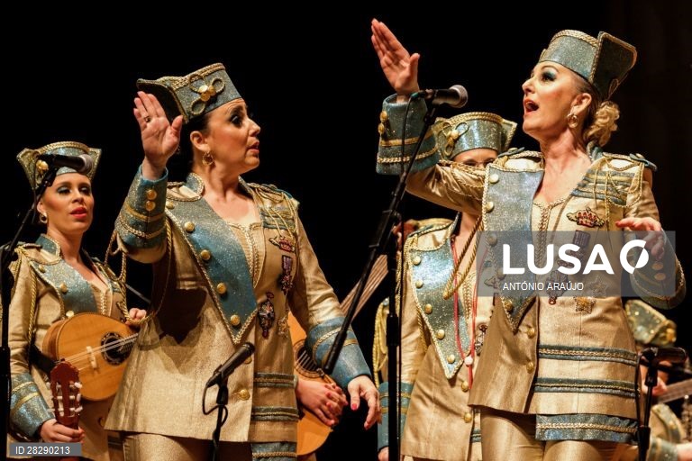 A atriz amadora e coordenadora do bailinho de Carnaval "Baile Delas”, Graça Borges (D), durante as danças e bailinhos de Carnaval da ilha Terceira, nos Açores, 22 de fevereiro de 2020. As mulheres começaram a participar “tardiamente” nas danças e nos bailinhos de Carnaval da ilha Terceira, nos Açores, mas a sua presença veio “abrilhantar” estas manifestações tradicionais, defende a investigadora Assunção Melo. (ACOMPANHA TEXTO DE 23 DE FEVEREIRO DE 2020). ANTÓNIO ARAÚJO/LUSA