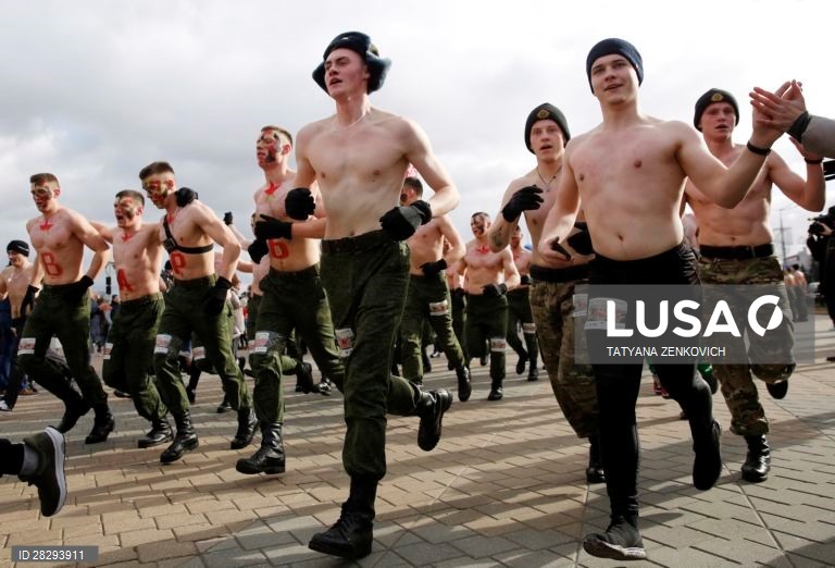 Corrida para comemorar o Dia do Defensor da Pátria em Minsk.