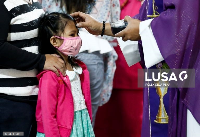 Católicos celebram quarta-feira de cinzas