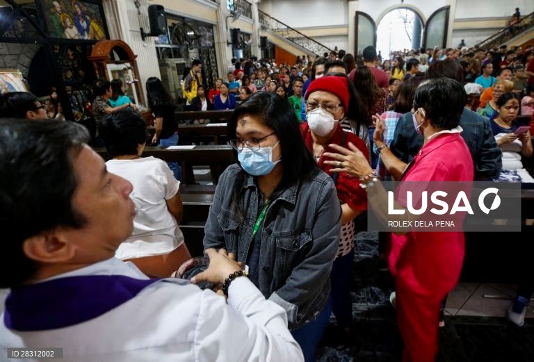 Católicos celebram quarta-feira de cinzas