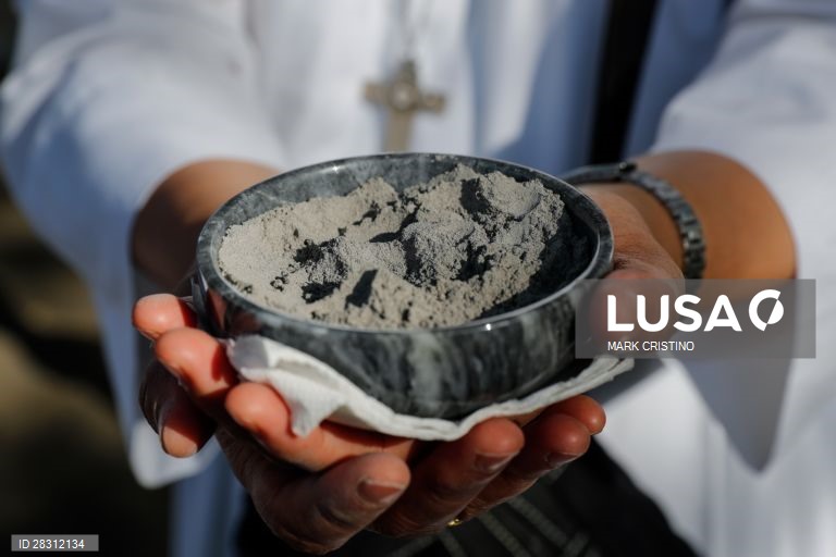 Católicos celebram quarta-feira de cinzas