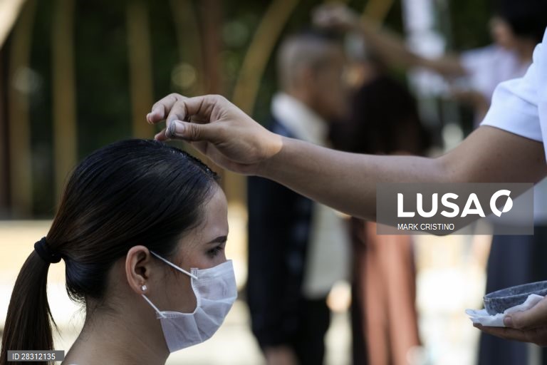 Católicos celebram quarta-feira de cinzas