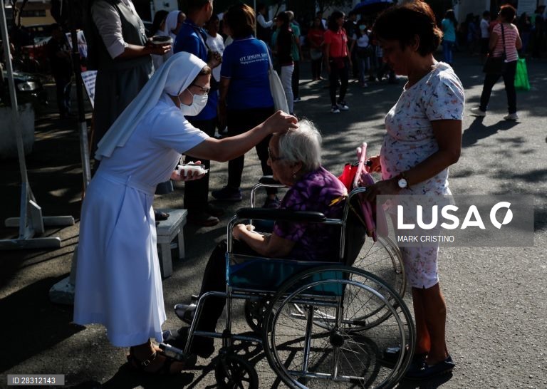 Católicos celebram quarta-feira de cinzas