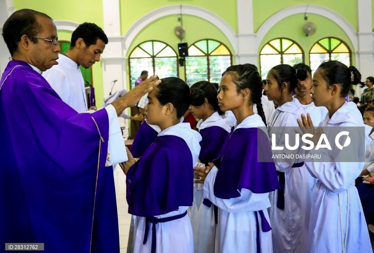 Católicos celebram quarta-feira de cinzas