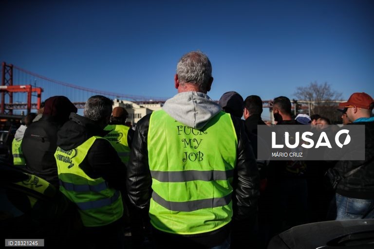 Piquete de greve de estivadores do Porto de Lisboa, em Lisboa, 27 de fevereiro de 2020. O estivadores estão contra a proposta da Associação de Empresas de Trabalho Portuário de Lisboa (A-ETPL), que cede mão-de-obra às empresas de estiva, para uma redução de salários de 15% e o fim das progressões de carreira automáticas. MÁRIO CRUZ/LUSA