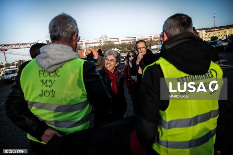 A secretária-geral da CGTP, Isabel Camarinha, visita o piquete de greve de estivadores do Porto de Lisboa, em Lisboa, 27 de fevereiro de 2020. MÁRIO CRUZ/LUSA