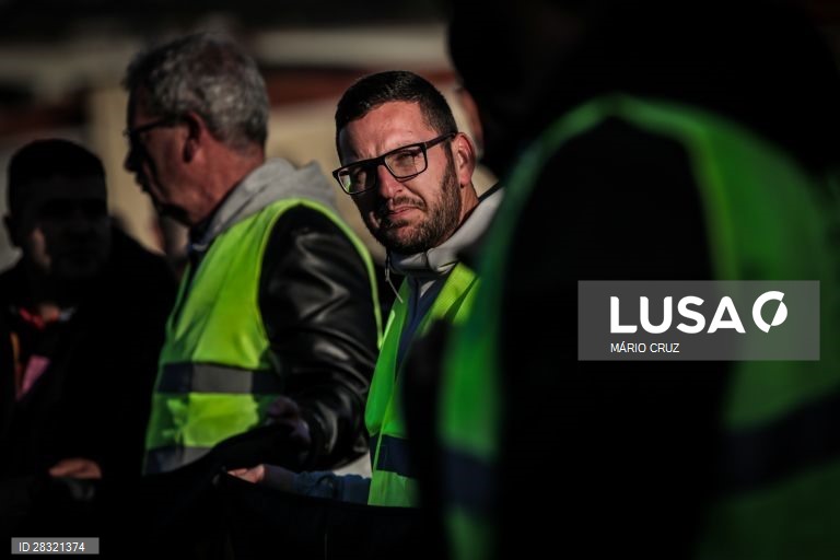 Piquete de greve de estivadores do Porto de Lisboa, em Lisboa, 27 de fevereiro de 2020. O estivadores estão contra a proposta da Associação de Empresas de Trabalho Portuário de Lisboa (A-ETPL), que cede mão-de-obra às empresas de estiva, para uma redução de salários de 15% e o fim das progressões de carreira automáticas. MÁRIO CRUZ/LUSA