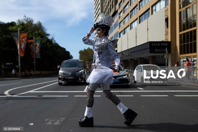 Participantes da Gay and Lesbian Mardi Gras parade em Sydney, na Austrália. 