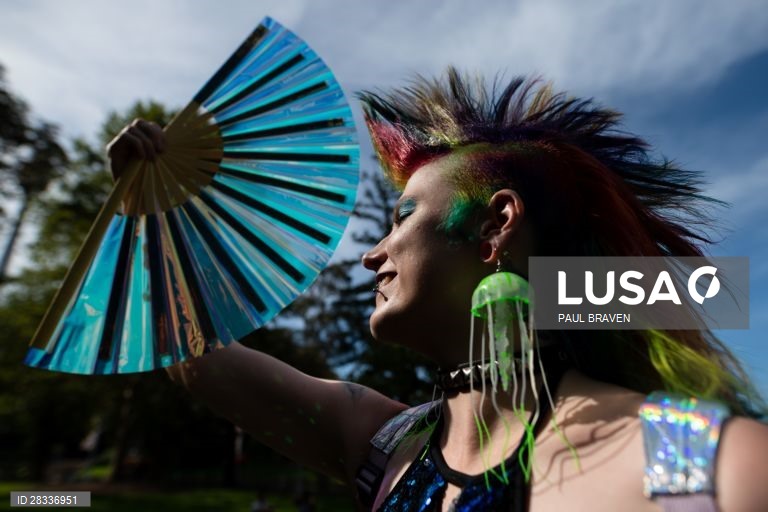 Participantes da Gay and Lesbian Mardi Gras parade em Sydney, na Austrália. 